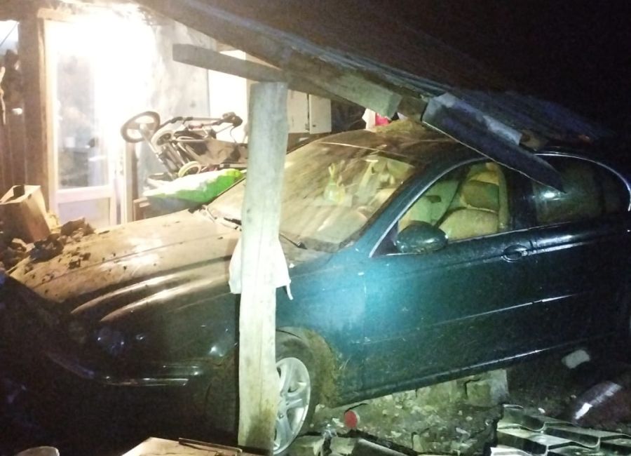 Accident în Argeș! A intrat cu mașina într-o gospodărie