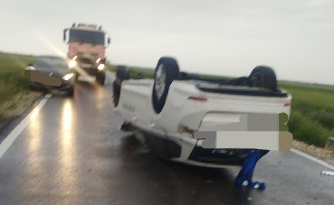 Accident GRAV în Argeş! O maşină s-a RĂSTURNAT