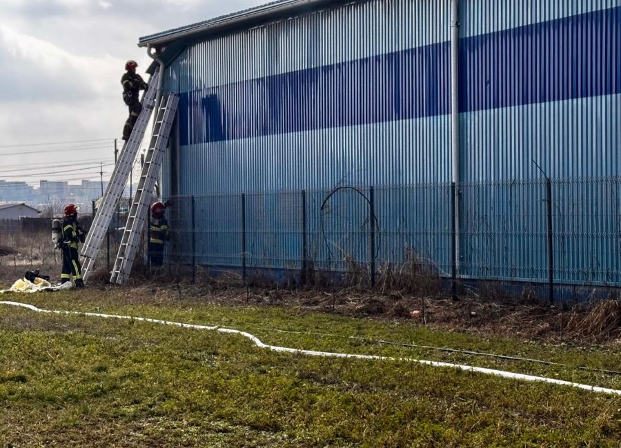 ACUM! ARDE o HALĂ de producție din Argeș!
