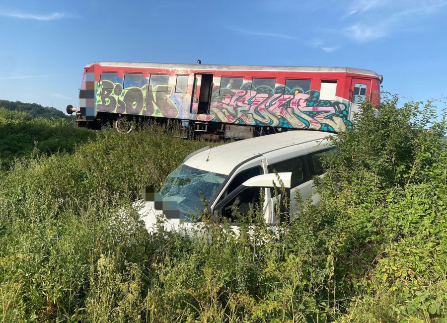 ACUM! Accident GRAV în Argeș! Mașină lovită de un TREN