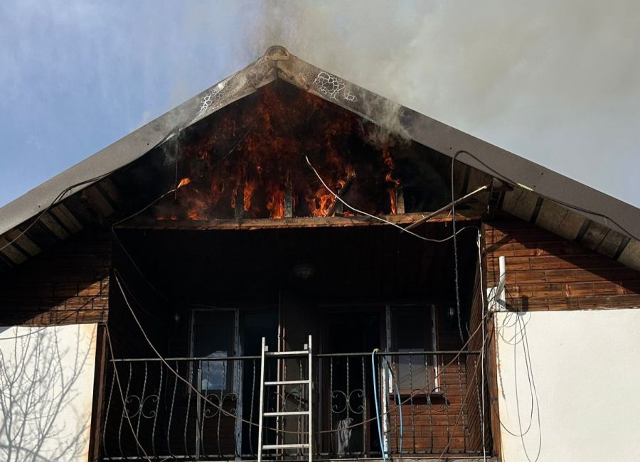 ACUM! ARDE o casă în Argeș