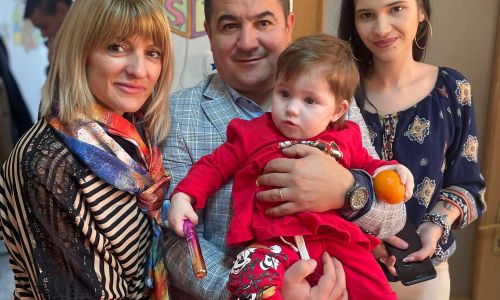Adrian Bughiu și sotia sa i-au serbat ziua și tăiat moțul unei micuțe dintr-un centru maternal