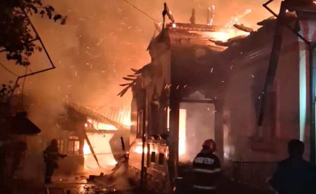 INCENDIU în Argeș! O casă s-a făcut SCRUM!
