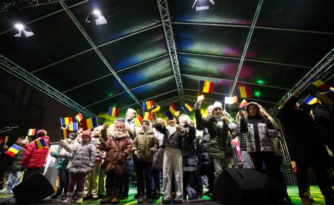 Primarul Gentea a aprins iluminatul festiv, alături de minunaţii copii ai Piteştiului