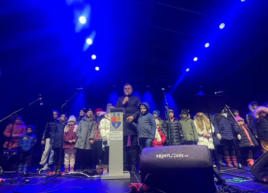 Primarul Cristian Gentea, alături de un grup de copii a aprins iluminatul festiv