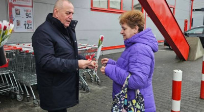 Primarul Nicolae Velcea a oferit mărțișoare doamnelor și domnișoarelor