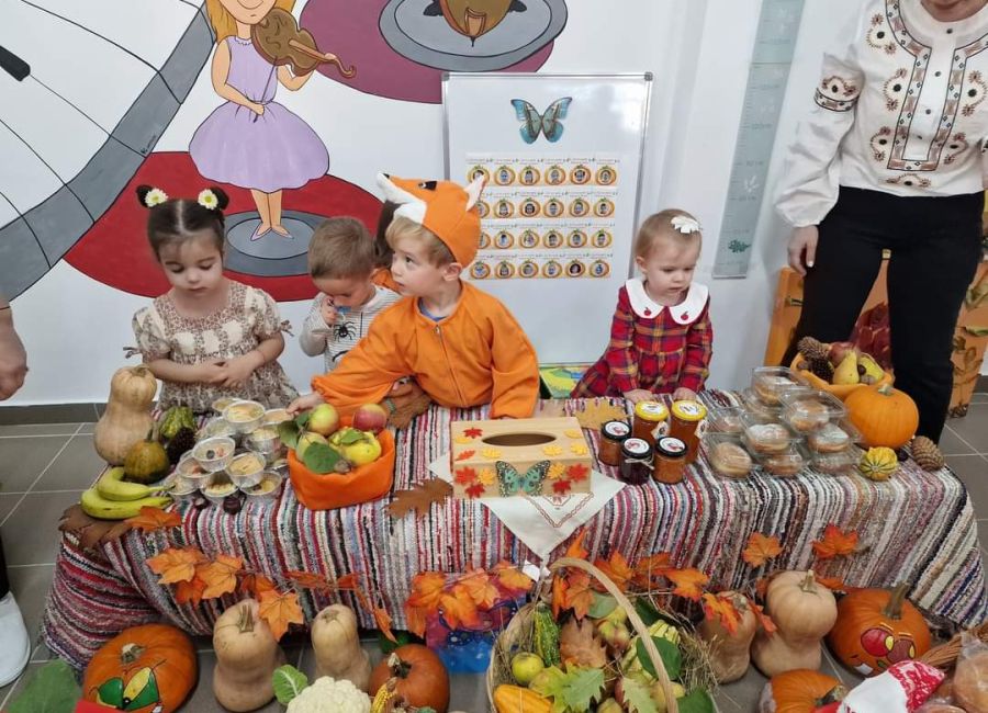 Elevii din comuna Bradu au organizat Târgul Toamnei