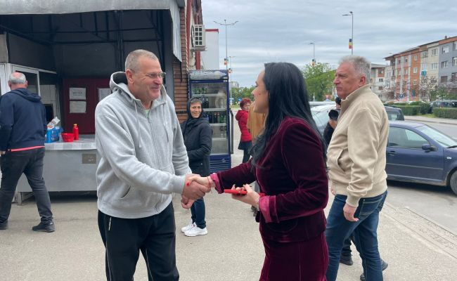 Ministrul Simona Bucura-Oprescu, președintele CJ Argeș Ion Mînzînă și primarul Cristian Gentea s-au întâlnit cu angajatorii și candidații de la Bursa Locurilor de Muncă de la Pitești! Argeșul se dezvoltă prin investiții majore care aduc locuri de muncă pl