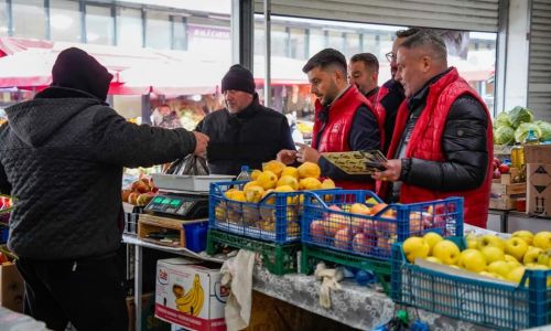 Echipa de parlamentari PSD Argeș, în piețele din Pitești! Proiecte concrete pentru susținerea producătorilor locali din județ