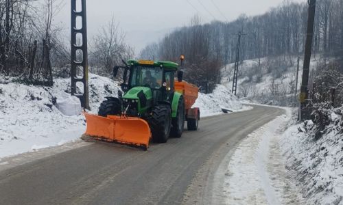 La Ștefănești se lucrează la curățarea drumurilor!