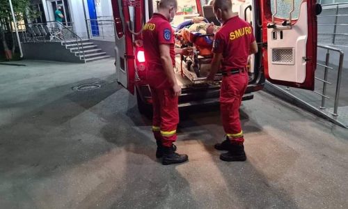 Tentativă de OMOR în Argeș! O femeie și-a ÎNJUNGHIAT soțul