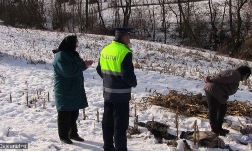 CADAVRU descoperit pe marginea drumului într-o comună din Argeș!