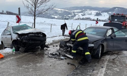 Accident cu două mașini în Argeș! O femeie a fost RĂNITĂ