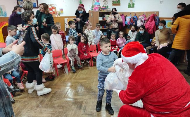 Moş Crăciun a venit cu daruri la micuţii de la grădiniţele din comuna Bogaţi