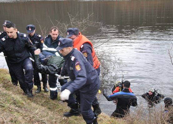 ACUM! Bărbat găsit MORT pe marginea unui râu în Argeş