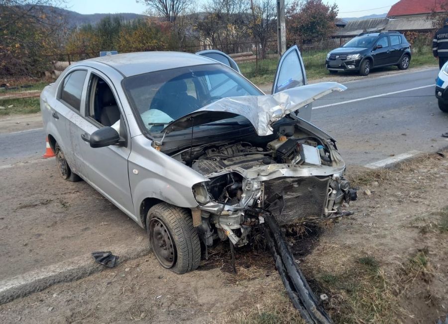 ACUM! Accident în Argeș! A ajuns cu mașina într-un stâlp