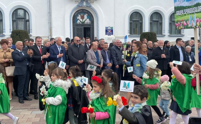 A început Parada Florilor în Centrul Piteştiului