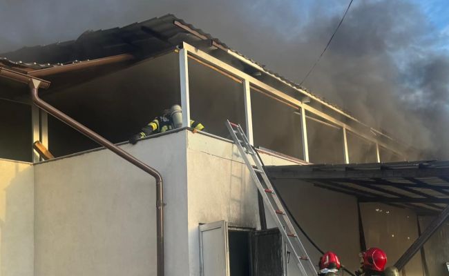ACUM! INCENDIU la o FABRICĂ din Argeș!