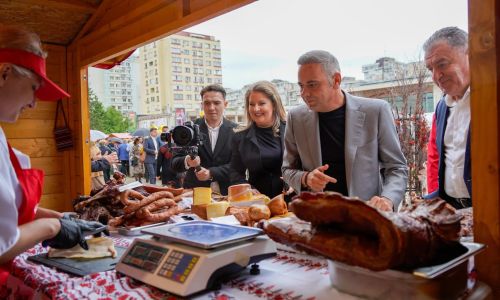 Ministrul Agriculturii s-a întâlnit cu producătorii argeșeni la “Toamna Piteșteană”!