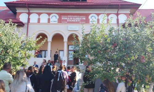 Clipe de bucurie la inceperea noului an școlar în comuna Corbi