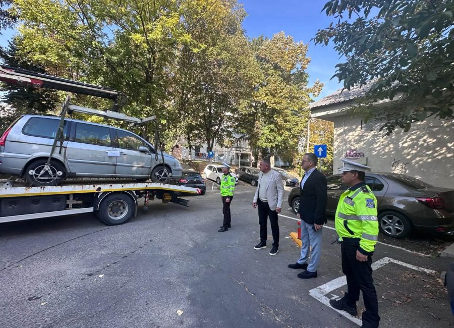 Două mașini abandonate au fost ridicate de către polițiștii locali piteșteni!