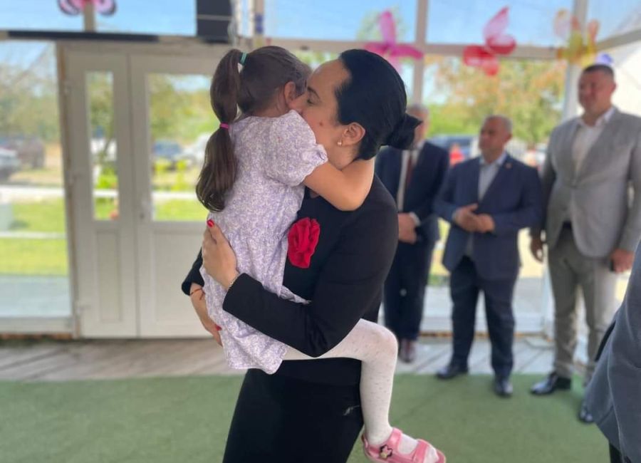 Ministrul Simona Bucura-Oprescu: "Copilăria este mâna întinsă de Dumnezeu către Pământ"