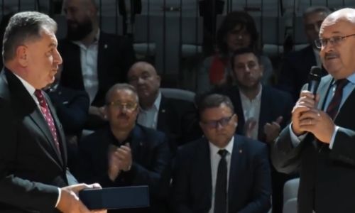Ion Mînzînă: 'Din această sală sper să plece viitorii camponi ai ţării'