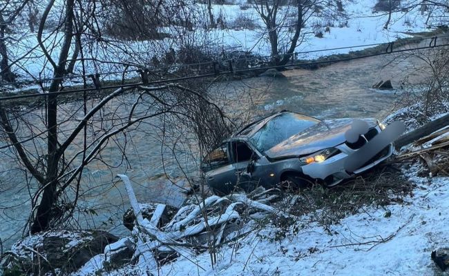 ACUM! Accident GRAV în Argeș! A ajuns cu mașina în RÂU!