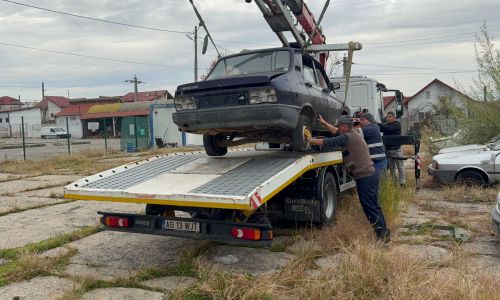 Continuă ridicarea mașinilor abandonate de pe domeniul public al Piteștiului!