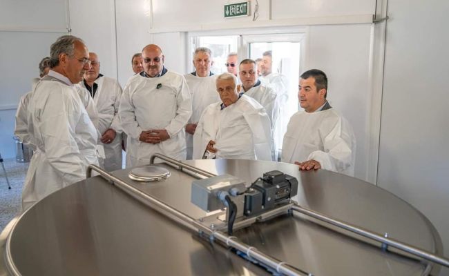 Petre Daea: “Îl felicit pe Ion Mînzînă pentru investițiile record din județul Argeș și pentru că tot timpul este alături de producătorii agricoli!”