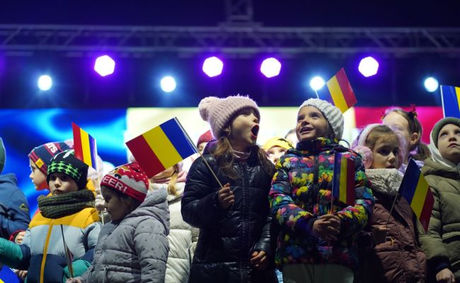 Primarul Gentea a aprins iluminatul festiv, alături de minunaţii copii ai Piteştiului