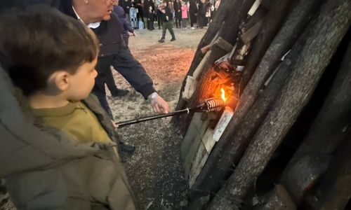 Clipe de sărbătoare la Ștefănești! Primarul Nicolae Velcea a aprins Focul lui Sumedru!