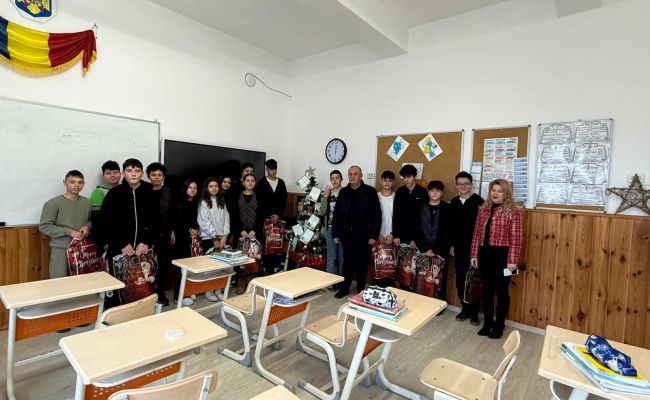 Primarul Nicolae Velcea a oferit daruri copiilor din Ștefănești!