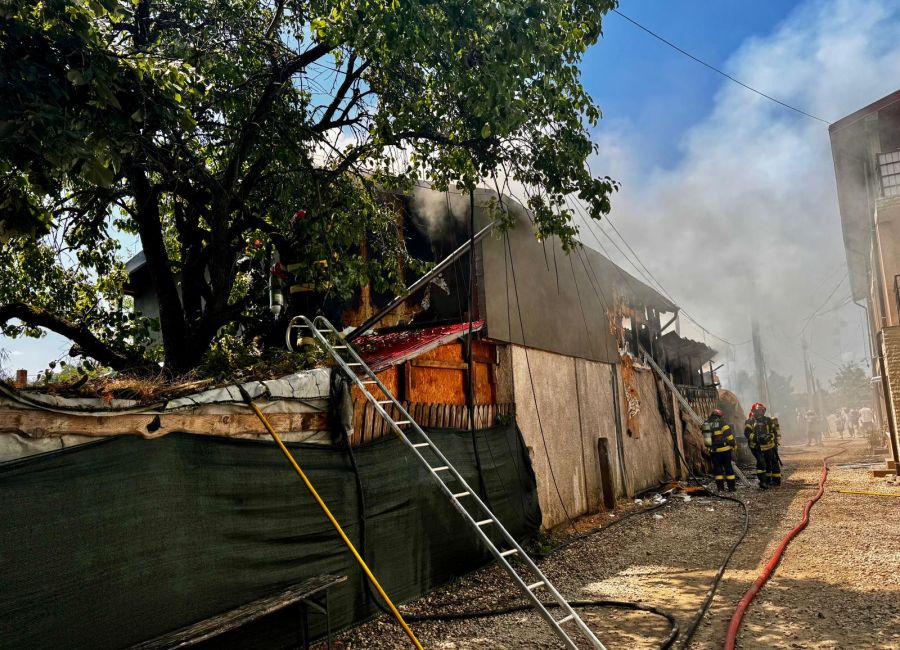 ACUM! Incendiu VIOLENT în Argeș! O persoană este RESUSCITATĂ