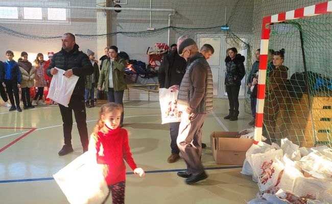 PSD Cocu, MOS CRĂCIUN pentru copiii din comună! Treninguri și dulciuri pentru toți elevii!