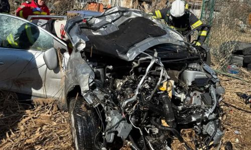 ACUM! Accident GRAV în Argeș! A intrat cu mașina într-un GARD