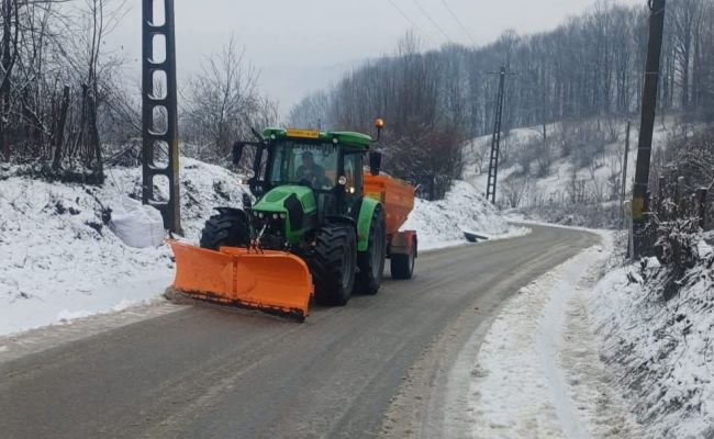La Ștefănești se lucrează la curățarea drumurilor!