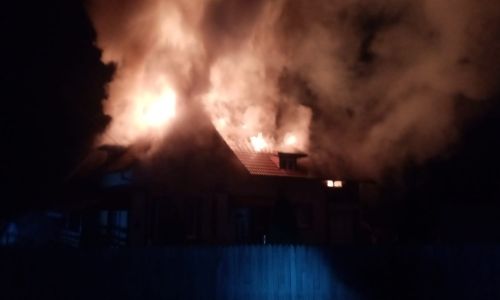 Azi-noapte, o casă a luat FOC în Argeș
