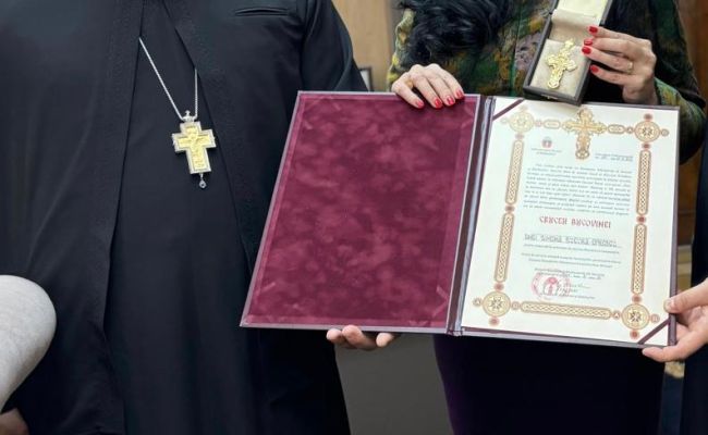 Ministrul Simona Bucura-Oprescu a primit cea mai înaltă distincție a Arhiepiscopiei Sucevei și Rădăuților - “Crucea Bucovinei”