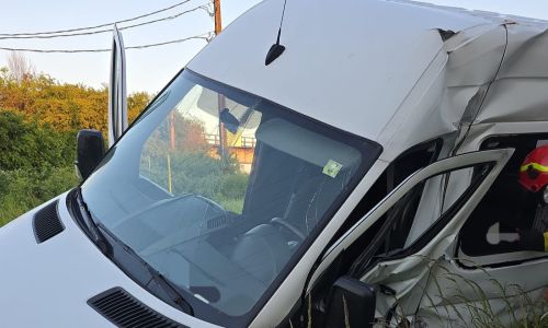 Accident GRAV în Argeș! Un microbuz a fost lovit de un TREN