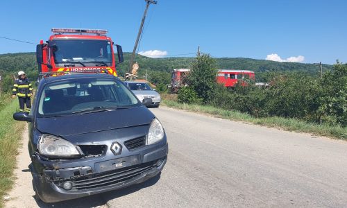 ACUM! Mașină LOVITĂ de TREN în Argeș