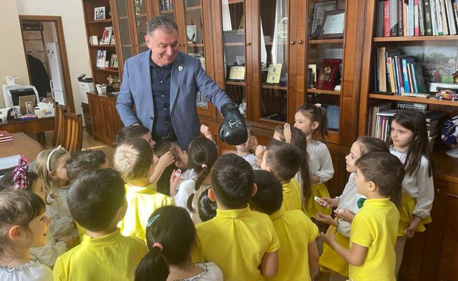 Primarul Cristian Gentea a primit vizita prichindeilor de la o grădiniţă din Piteşti