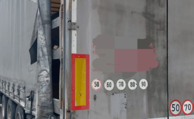 Accident în Argeş! Impact între trei maşini şi un TIR