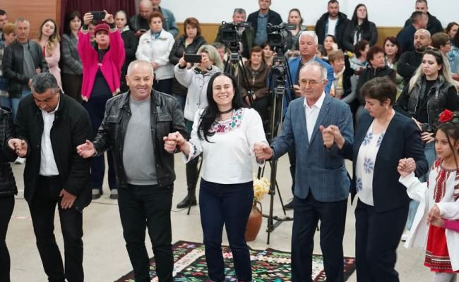 “Hora Florilor” – sărbătoare de suflet la Mihăești!
