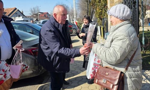 Primarul Nicolae Velcea a oferit flori doamnelor și domnișoarelor!