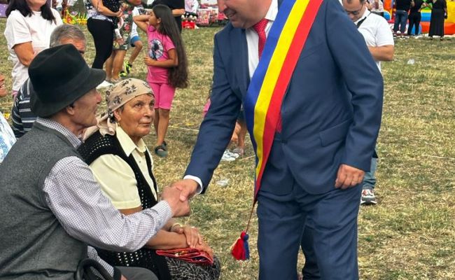 Ministrul Muncii, în horă alături de cetăţenii de la Vultureşti