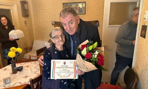 Primarul Cristian Gentea, surpriză pentru o bătrână din Pitești care a împlinit 100 de ani
