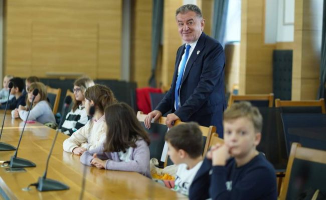 21 de elevi din Pitești s-au întâlnit cu primarul Cristian Gentea