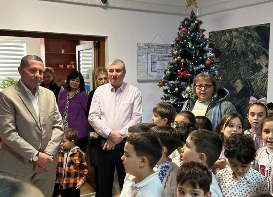 Primăria Bradu a răsunat de glasurile colindătorilor!