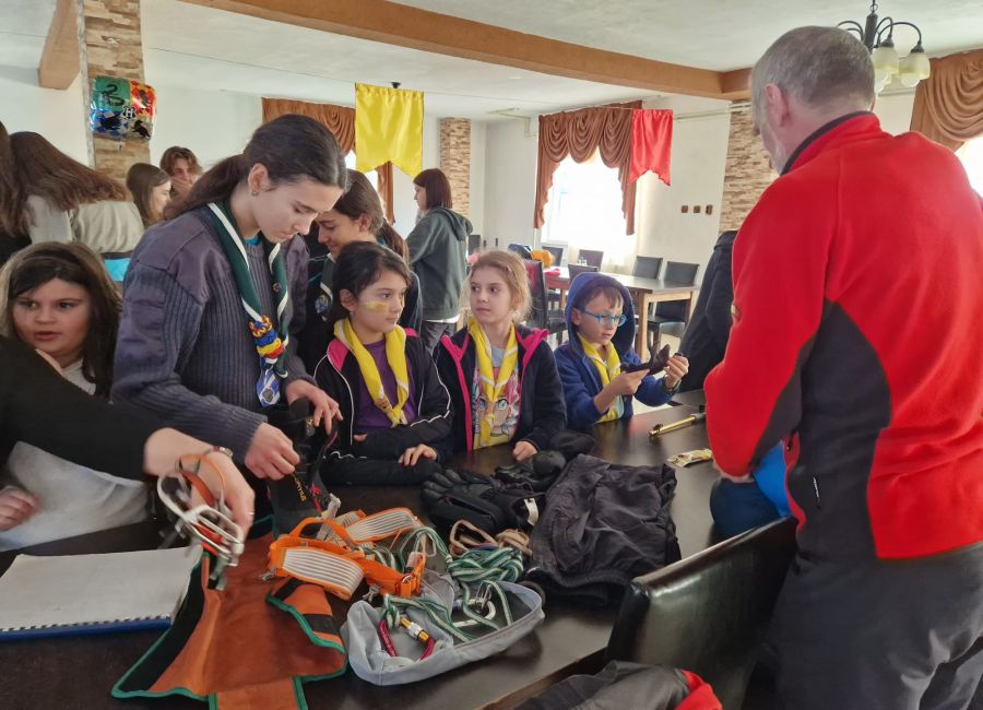 Salvamont Argeș susține diverse activități în cadrul programului 'Școala altfel'